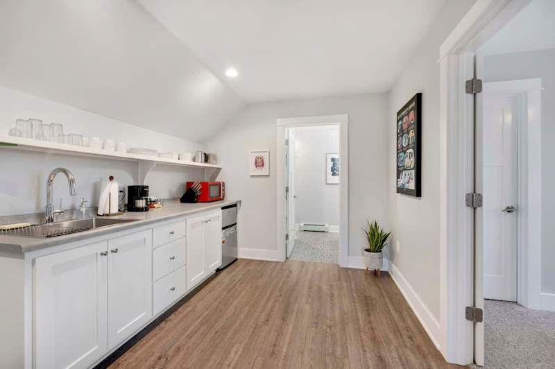 Prepare coffee or small meals in the well-stocked kitchenette.