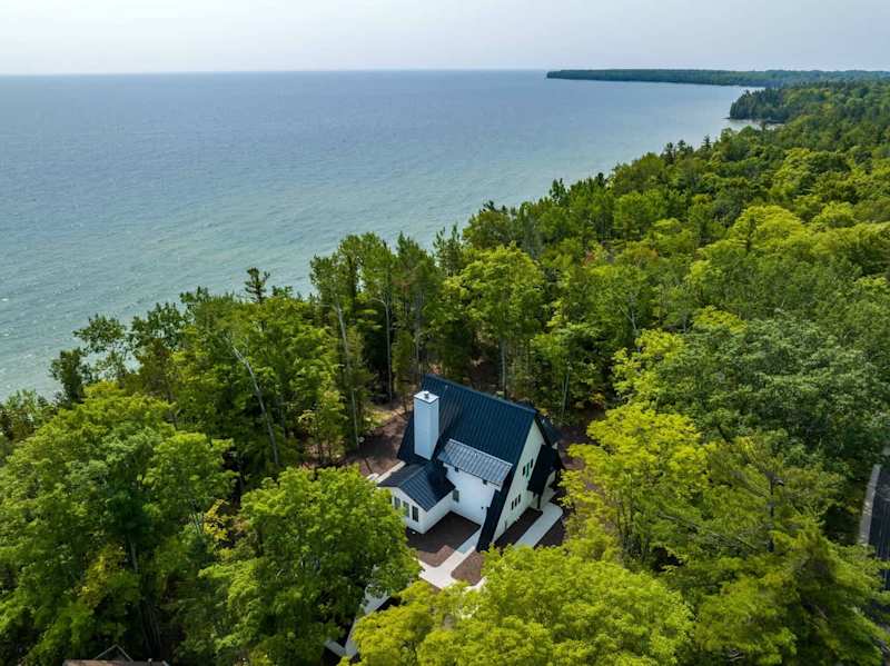 Welcome to Lakeshore Luxe, a luxurious 4-bedroom, 3.5-bathroom retreat in Jacksonport, WI. This unique and spacious home is ideal for families, couples, or friends seeking a peaceful Door County getaway with stunning lake views. Enjoy the privacy and