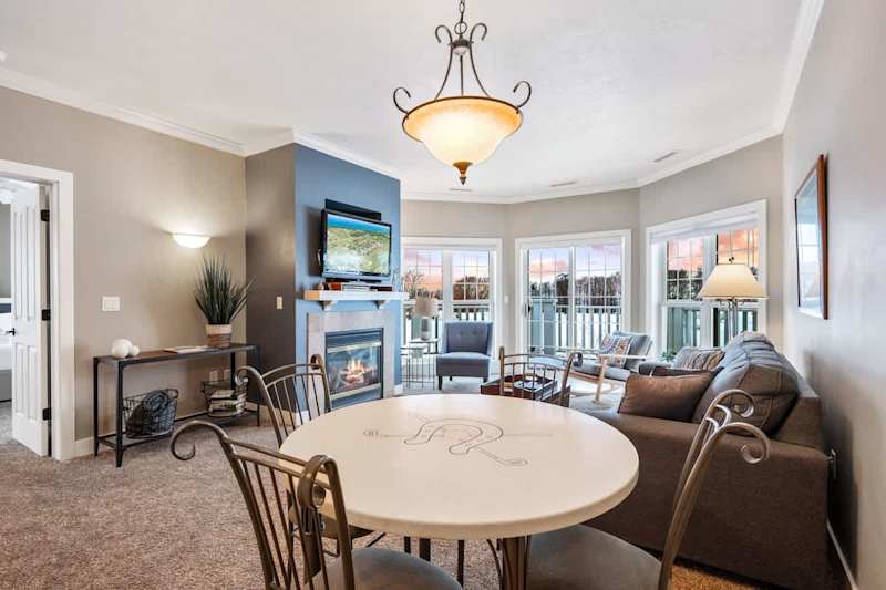 Club Cottage #2 boasts a king bedroom and two twin beds in the second bedroom with en suite bathrooms, and queen-sized pull out couch for additional guests. Enjoy amenities such as indoor fireplace, jacuzzi tub, in-unit washer and dryer and a well-st