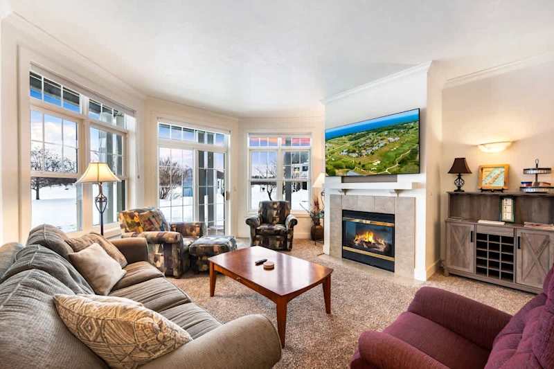 Club Cottage #3 boasts one king bedroom, queen/twin bedroom and 2 en suite bathrooms, with queen-sized pull out couch for additional guests. Enjoy amenities such as indoor fireplace, jacuzzi tub, in-unit washer and dryer and a well-stocked kitchen fo
