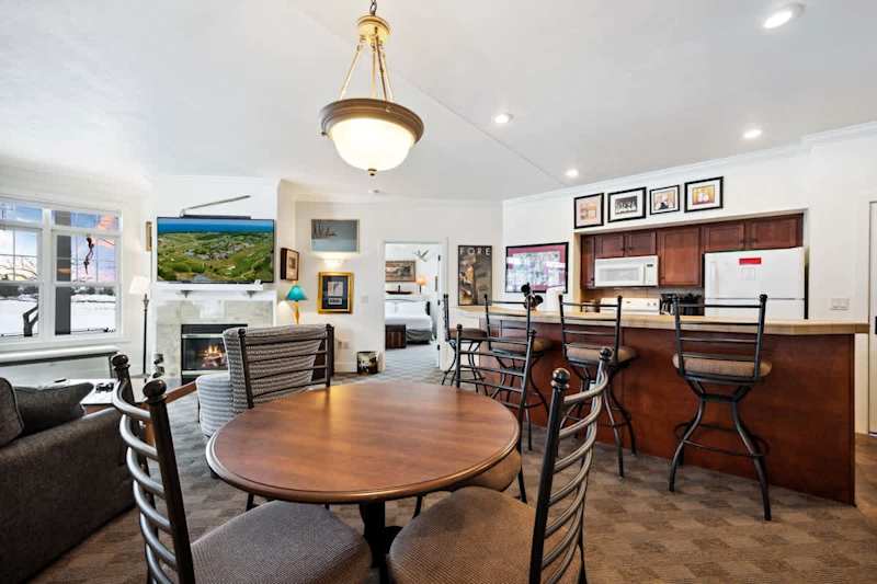 Club Cottage #7 boasts one king bedroom, a bedroom with two twin beds, 2 en suite bathrooms, with queen-sized pull out couch for additional guests. Enjoy amenities such as indoor fireplace, jacuzzi tub, in-unit washer and dryer and a well-stocked ki