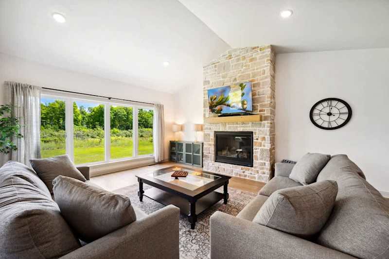 Modern Farmhouse · Orchard Views & Fire Pit, Egg Harbor, WI