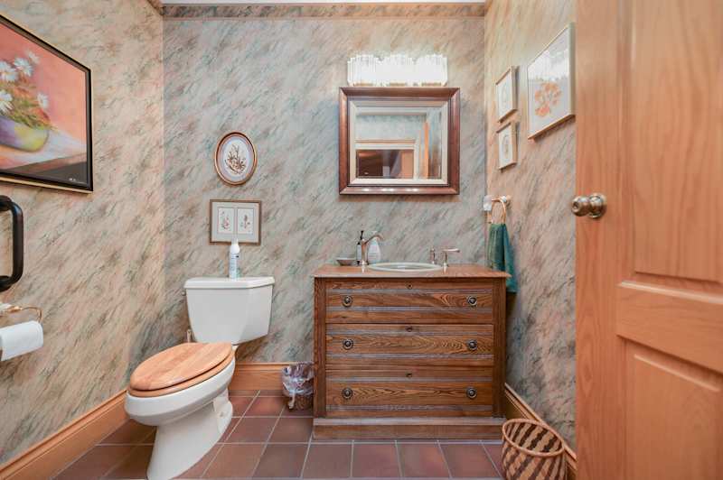 Bathroom 2 Main floor