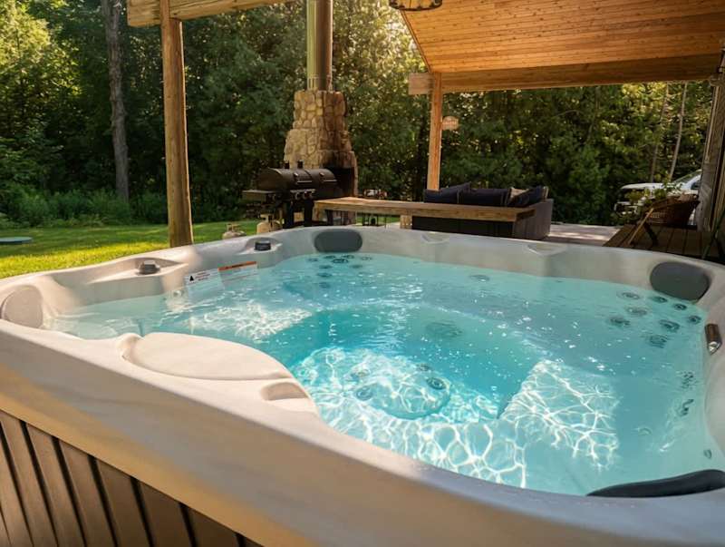 Wooded Cottage Retreat · Hot Tub & Fireplaces