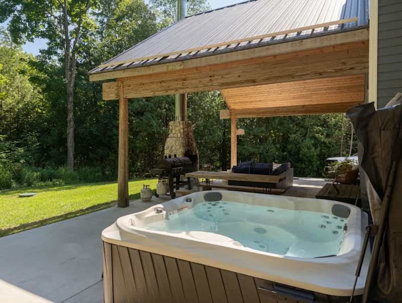 Wooded Cottage Retreat · Hot Tub & Fireplaces