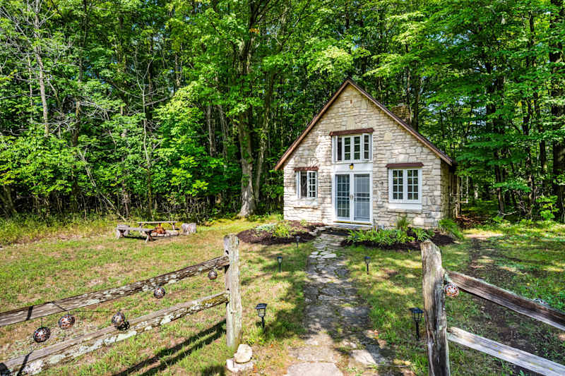 Welcome to this charming historic cottage near Fish Creek, just 4 minutes from downtown.