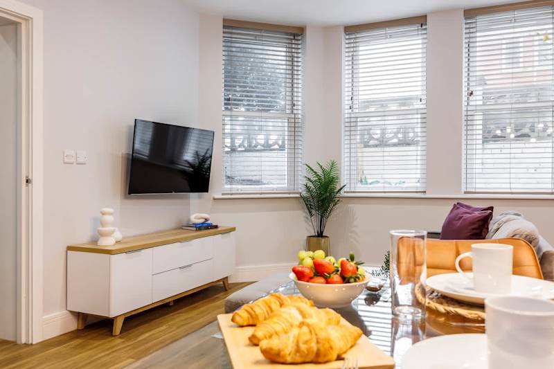 Coastal 1-Bed Apt w/ Free Gym, Parking & Garden - Photo 12