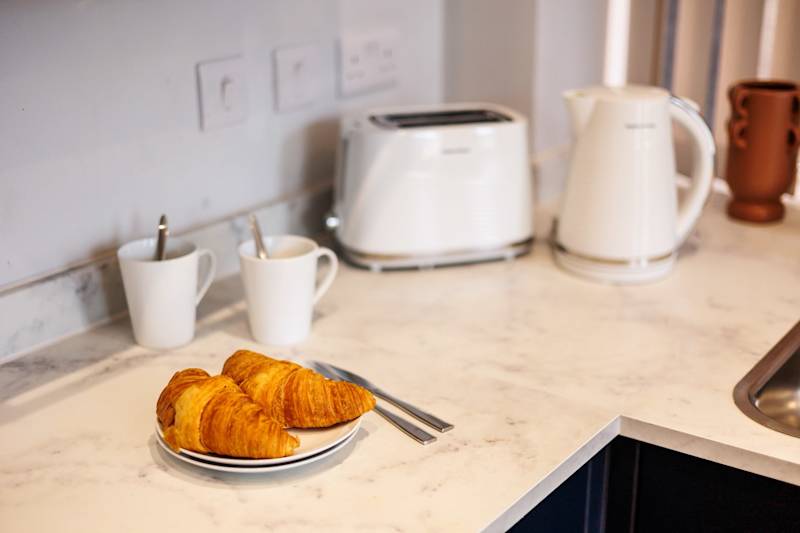 Modern & Mellow 1-bed Apt w/ Free Parking & Wi-Fi - Photo 20