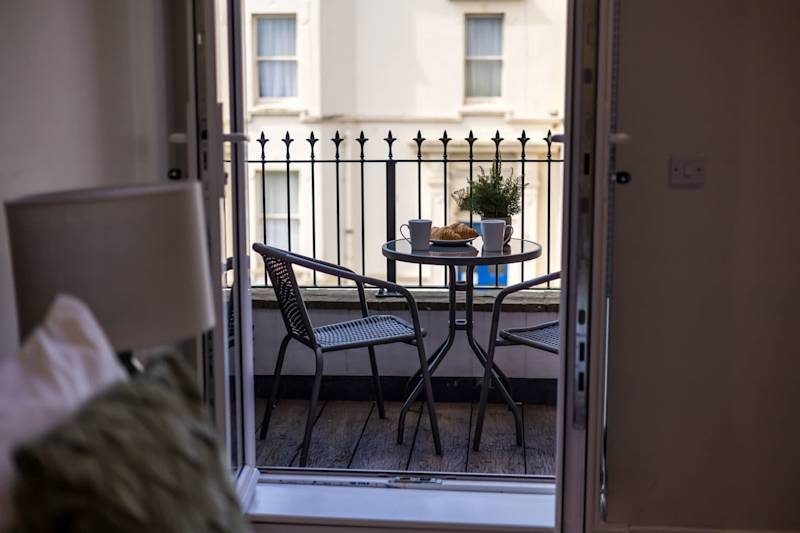 NEW! Stunning 1-bed Apt w/ Balcony & Free Parking - Photo 2