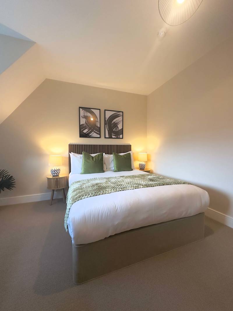 Stylish Double Room with Comfort & Light - Photo 14