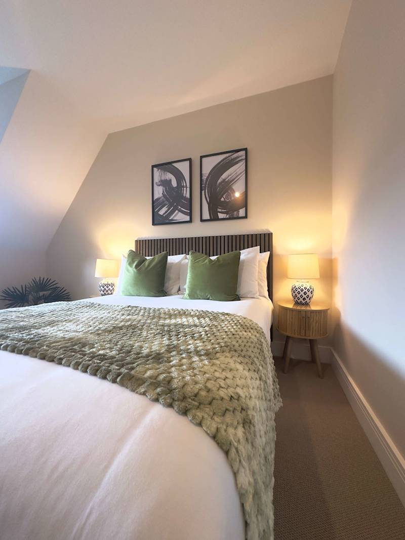 Stylish Double Room with Comfort & Light - Photo 15