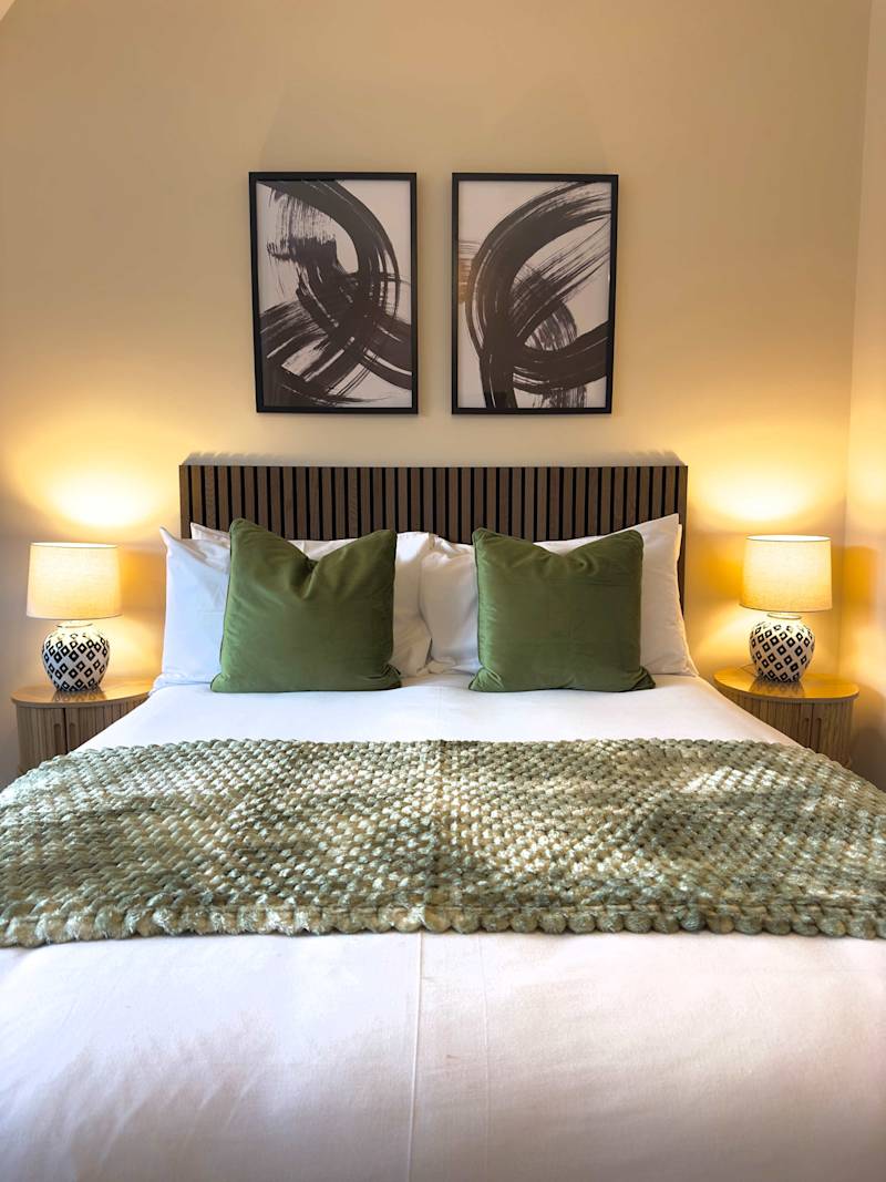 Stylish Double Room with Comfort & Light - Photo 1