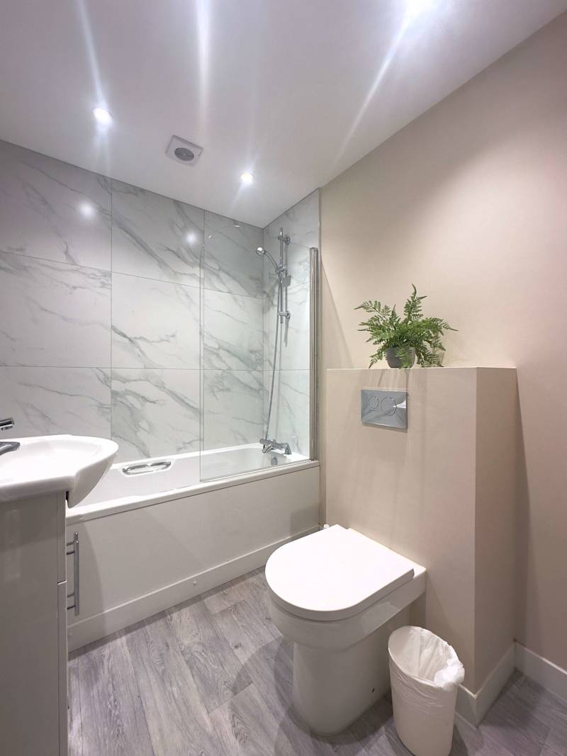 Stylish Double Room with Comfort & Light - Photo 2