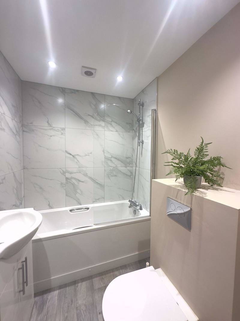 Stylish Double Room with Comfort & Light - Photo 13