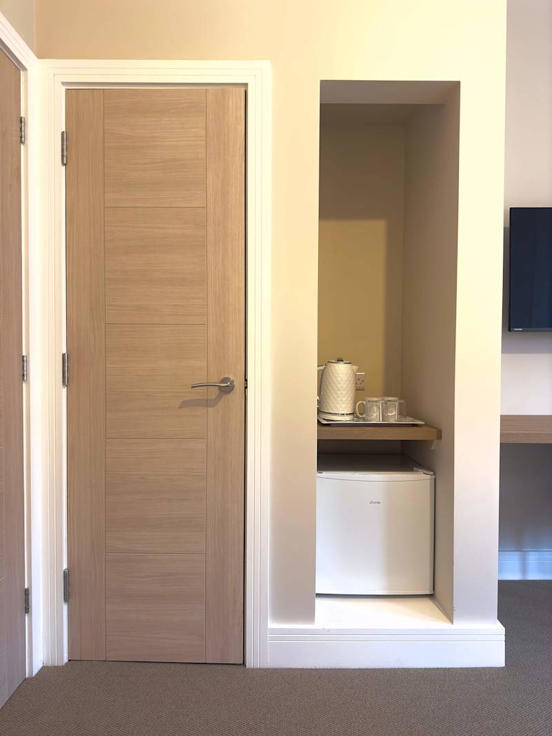 Spacious Family Retreat with Double & Single Bed - Photo 10