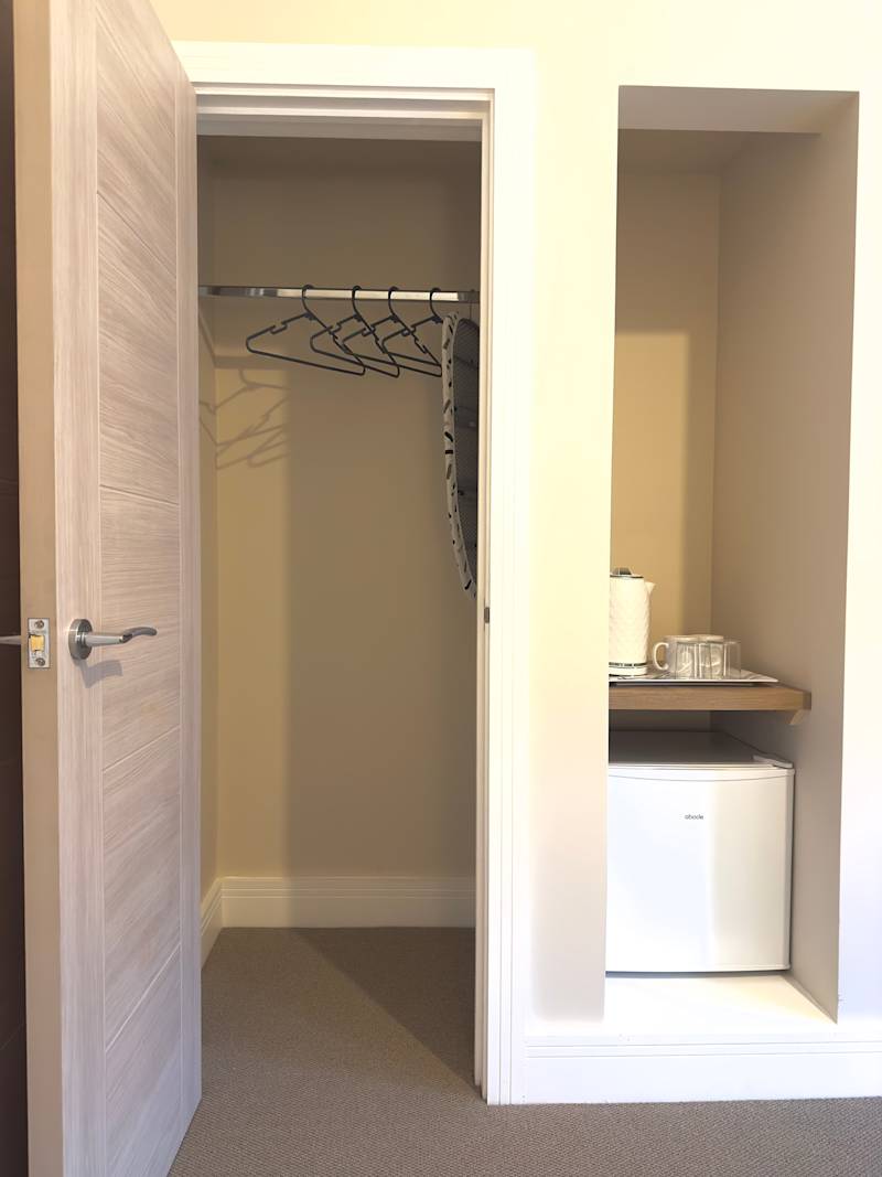 Spacious Family Retreat with Double & Single Bed - Photo 11