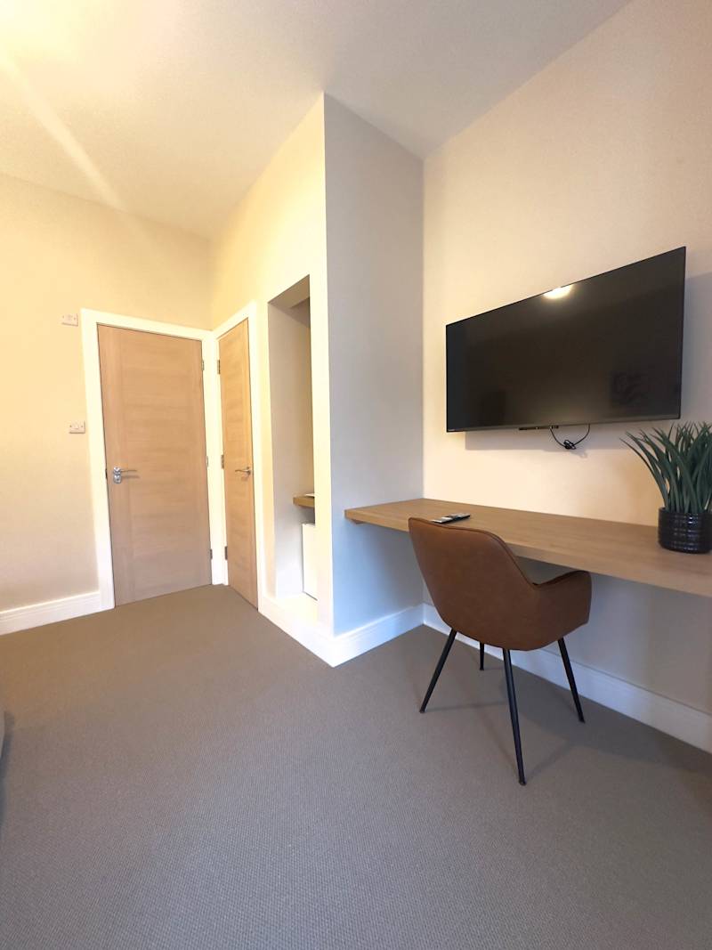 Spacious Family Retreat with Double & Single Bed - Photo 13
