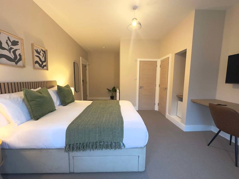 Spacious Family Retreat with Double & Single Bed - Photo 19