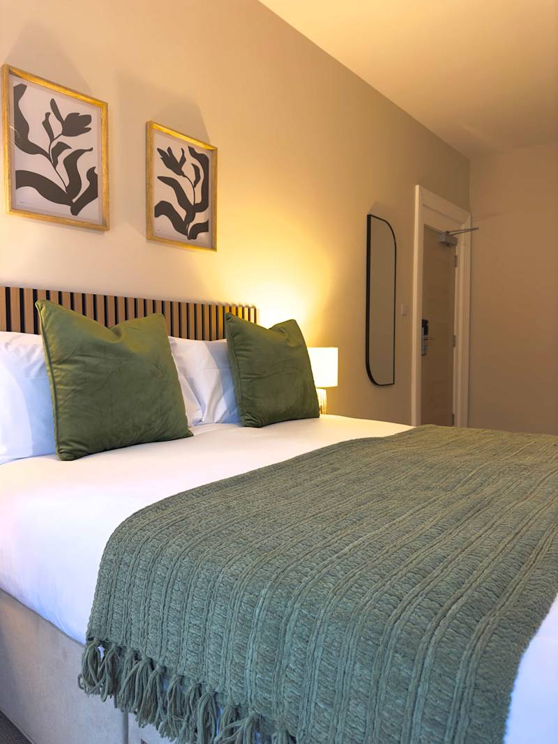 Spacious Family Retreat with Double & Single Bed - Photo 14