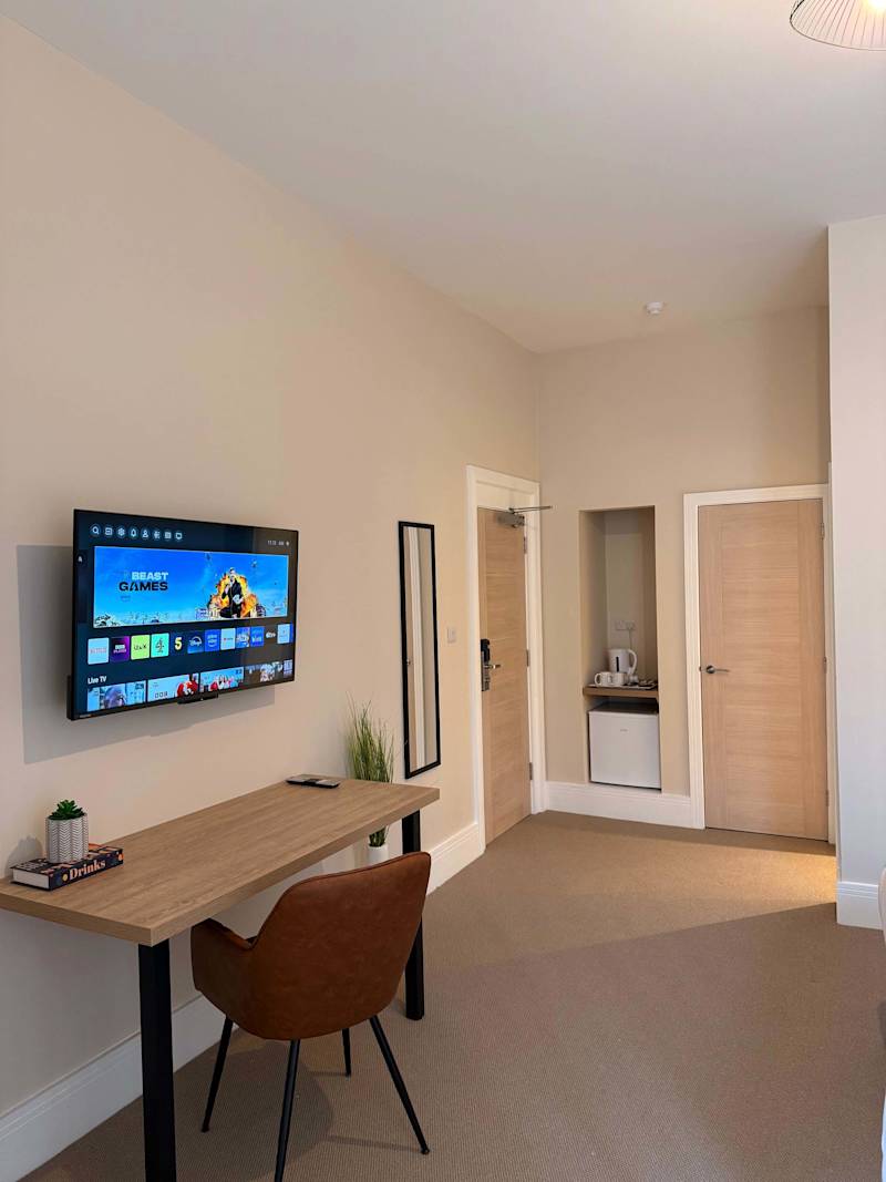 Elegant Family Retreat with Double & Single Bed - Photo 13