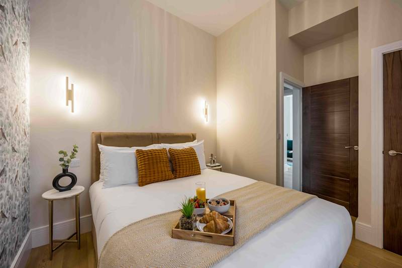 Luxurious Coastal Retreat with Garden - Photo 2