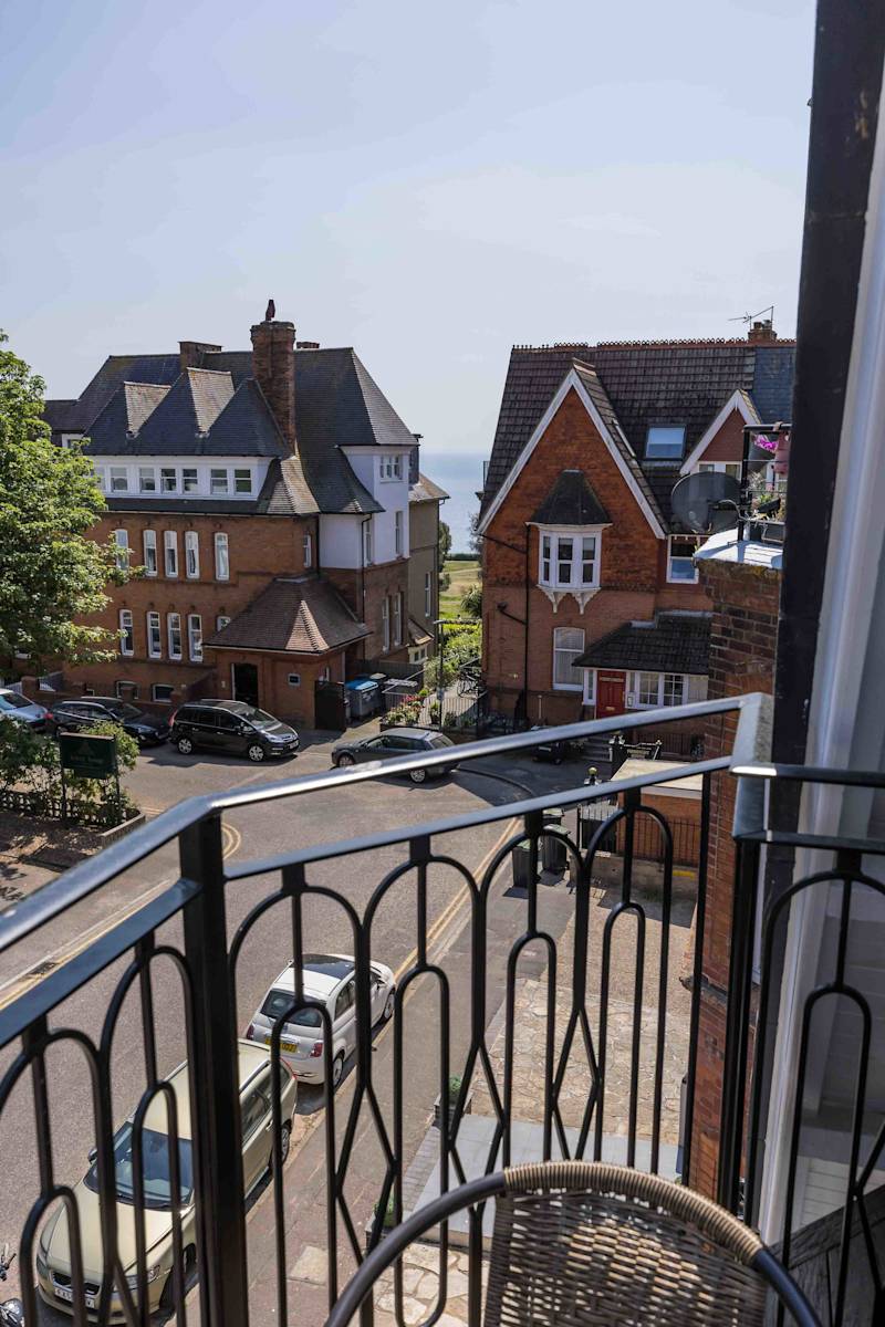 Luxurious Seaside Retreat with Balcony - Photo 15