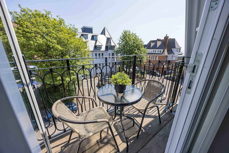 Luxurious Seaside Retreat with Balcony - Photo 5