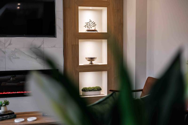 Newly Renovated Luxurious Retreat with Parking - Photo 28