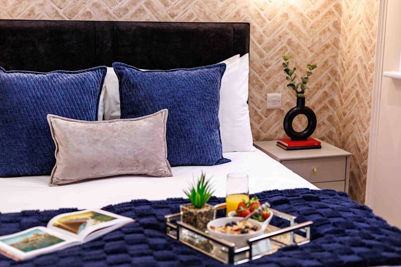 Relaxed & Luxurious Apartment with Garden - Photo 12