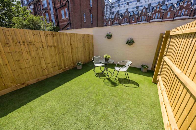 Relaxed & Luxurious Apartment with Garden - Photo 11