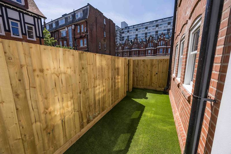 Relaxed & Luxurious Apartment with Garden - Photo 22