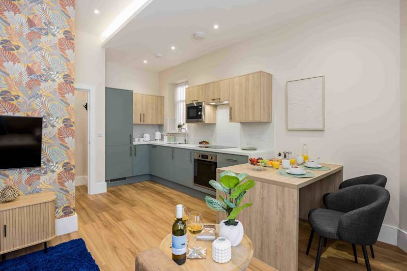Relaxed & Luxurious Apartment with Garden - Photo 24