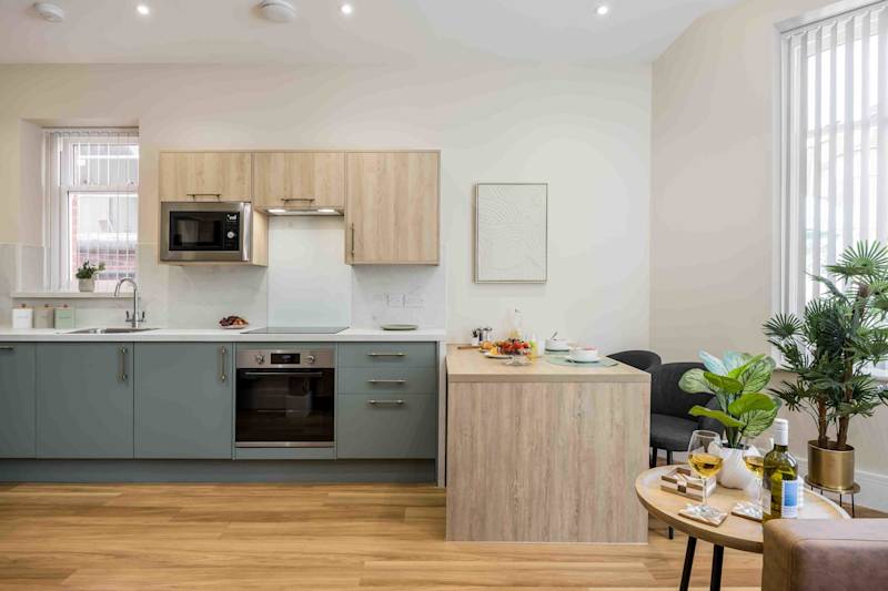 Relaxed & Luxurious Apartment with Garden - Photo 26