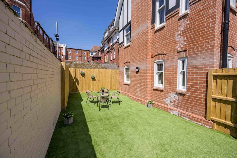 Luxe Coastal Apartament with Garden - Photo 16