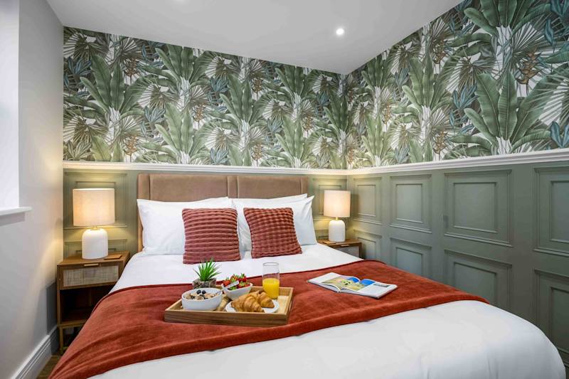 Luxe Coastal Apartament with Garden - Photo 18
