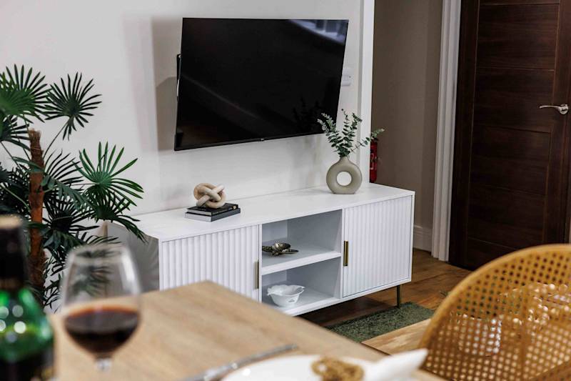 Luxe Coastal Apartament with Garden - Photo 25