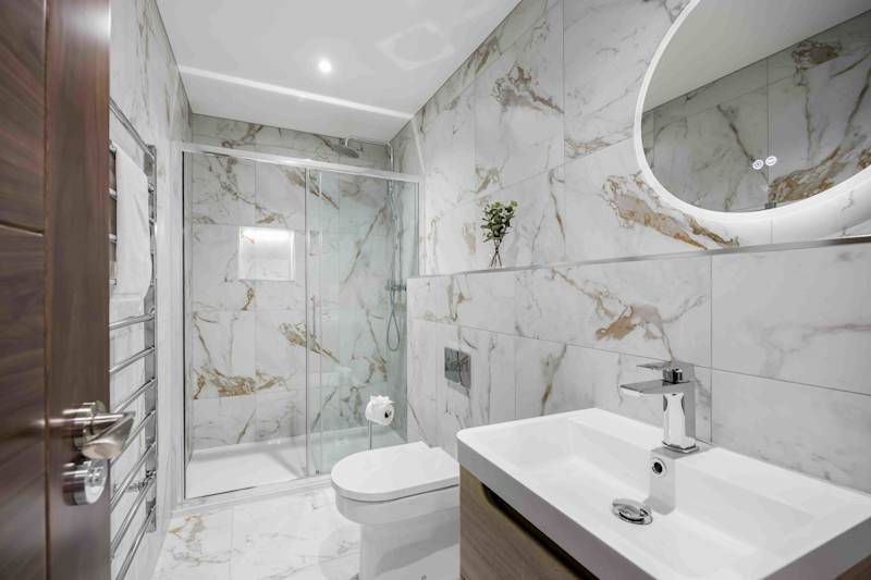 Luxury Coastal Retreat with Style - Photo 14