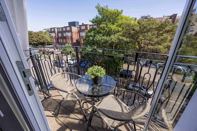 Elegant Family Gataway with Balcony and parking - Photo 8