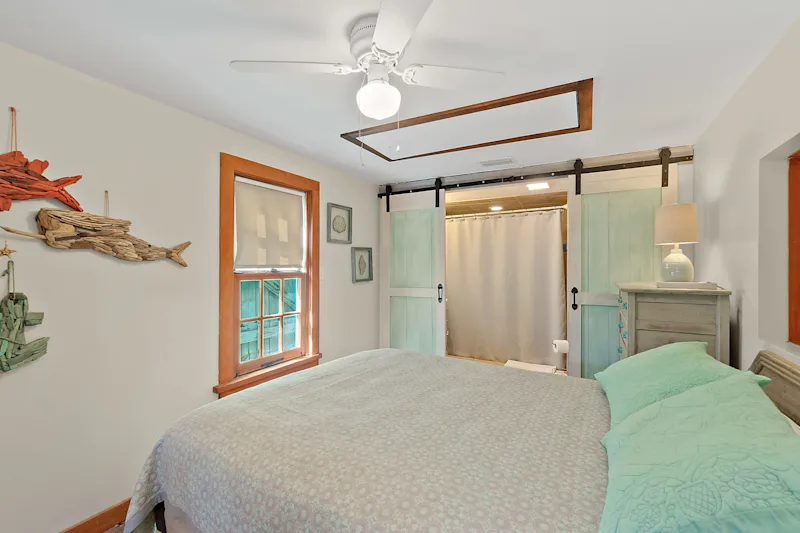 Beachcomber Oasis | 1930s Cottage | 1 min to Beach — photo 4