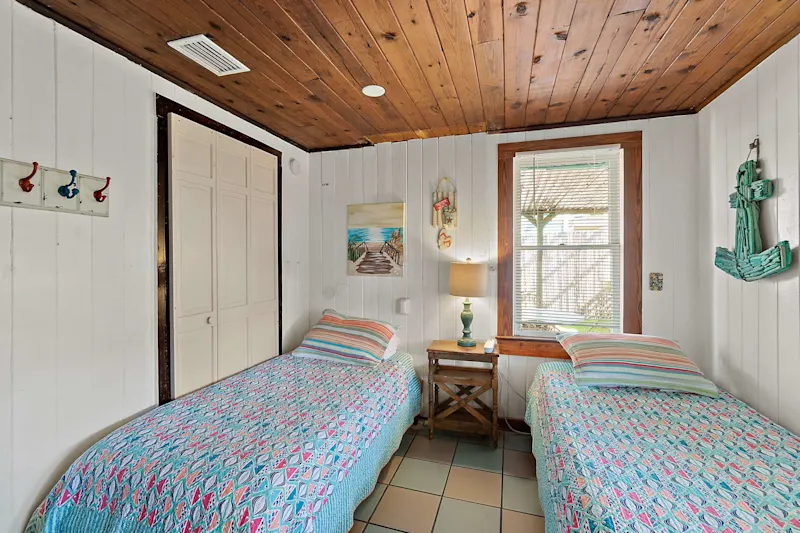 Beachcomber Oasis | 1930s Cottage | 1 min to Beach — photo 5
