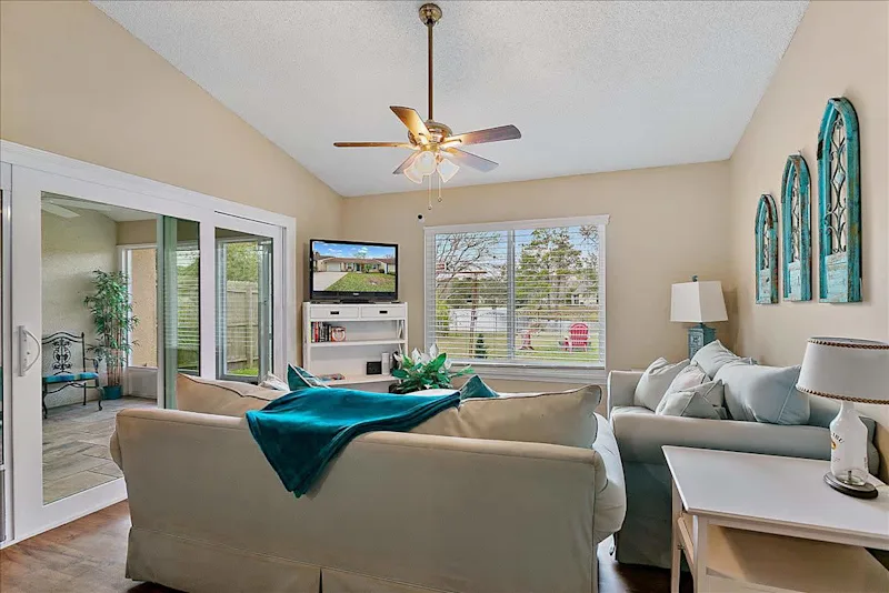 Malibu Cottage on Lake Mandarin Wi-Fi, FIRE PIT vacation rental in Jacksonville, Florida