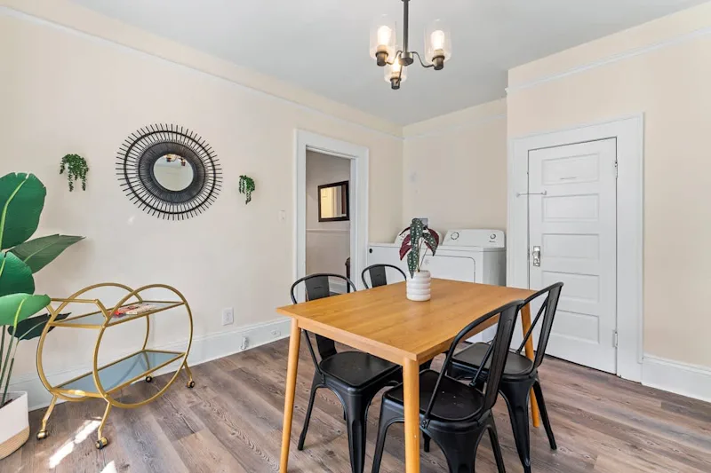 Adorable Flat in Springfield- Downtown — photo 3
