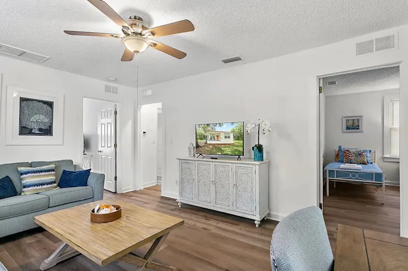 Orange Door Bungalow- Central, Cozy, 3BR — photo 6
