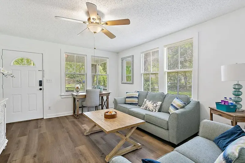 Orange Door Bungalow- Central, Cozy, 3BR — photo 4
