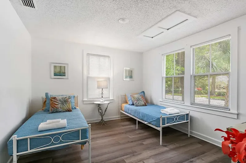Orange Door Bungalow- Central, Cozy, 3BR — photo 2