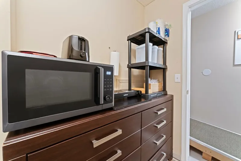 Mid-Century Studio Kitchenette, Wi-Fi — photo 3
