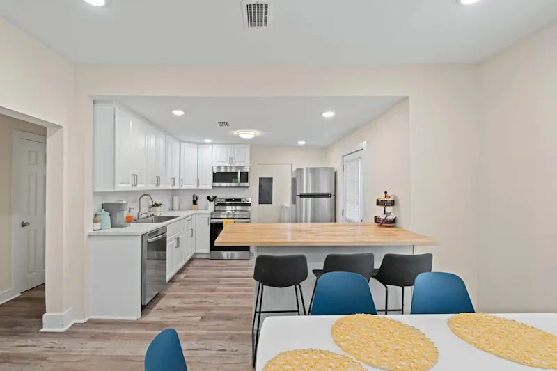 Cheerful Bungalow-Downtown, W/D — photo 5