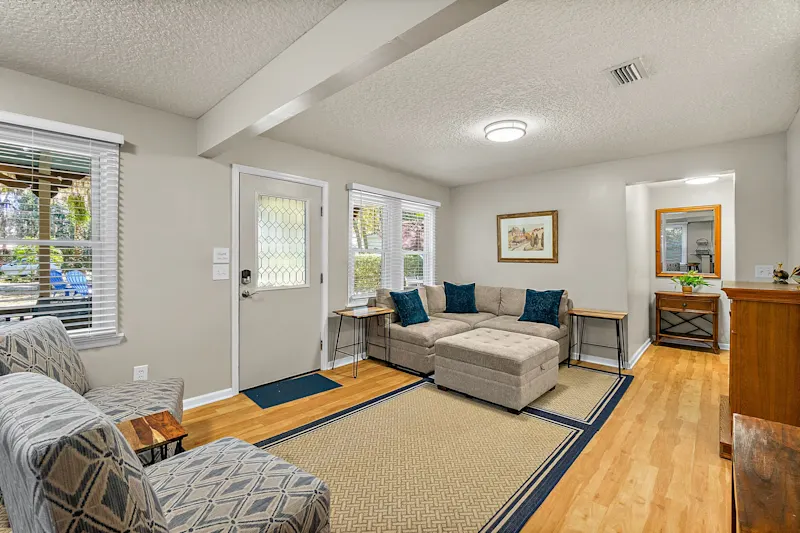 Fullerwood Park Retreat 5 min to Downtown Sleeps 6 — photo 6