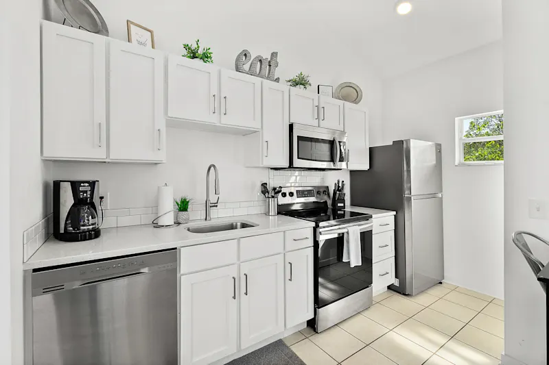 Downtown Bungalow- Walk to Downtown, Mins to Beach — photo 3