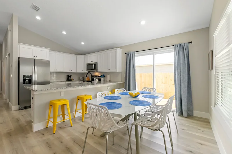 SunRay Cottage: 3 Bed/2 Bath/Convenient Location! — photo 6